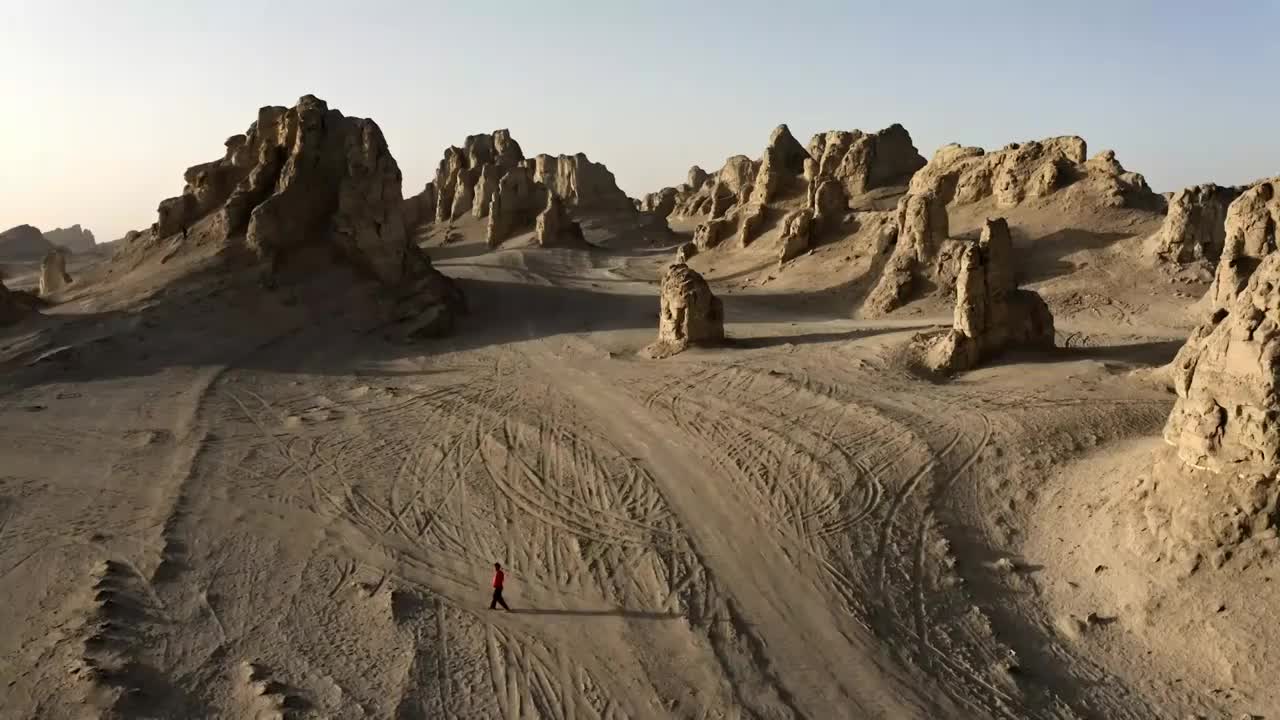 青海海西俄博梁雅丹地貌魔鬼城航拍4K视频素材