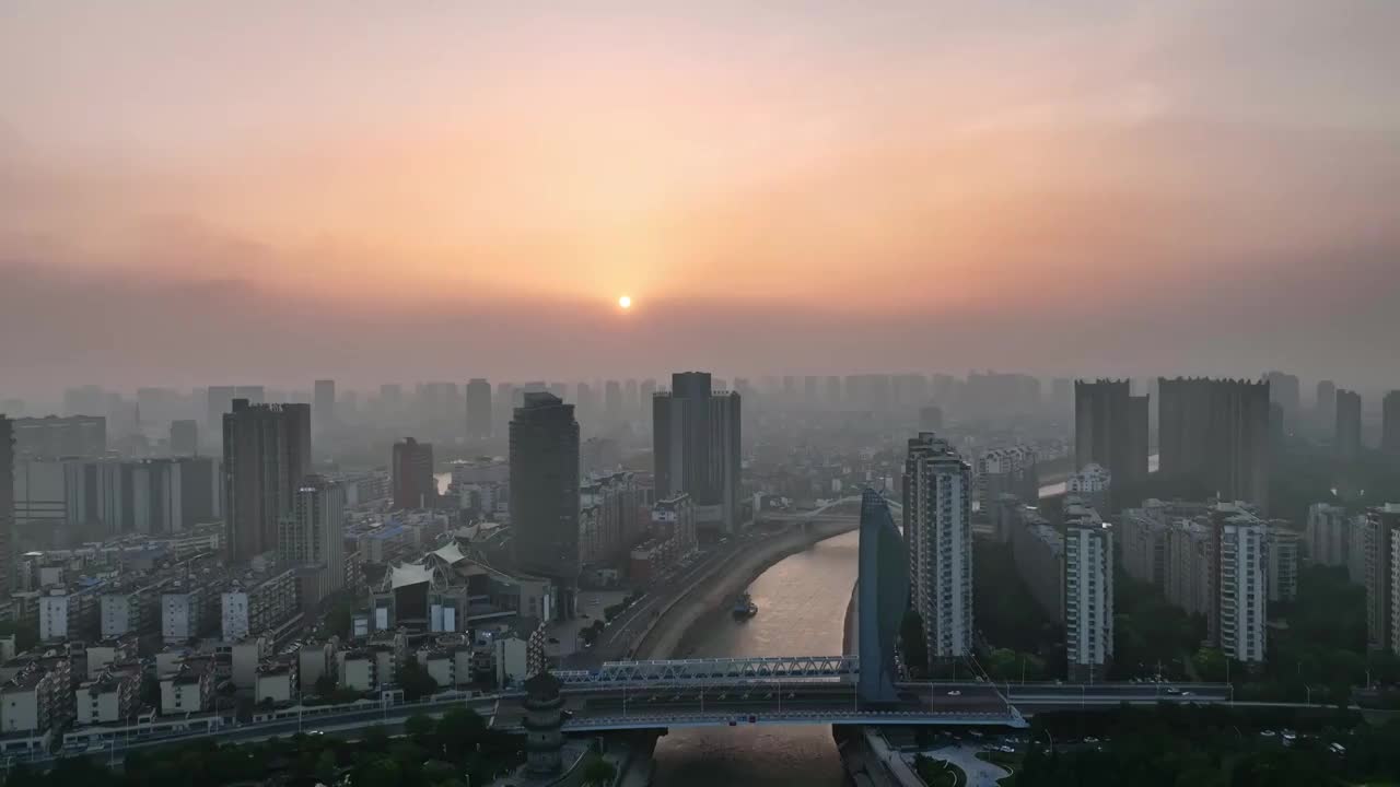 芜湖滨江金鹰地标日出平流雾航拍视频素材