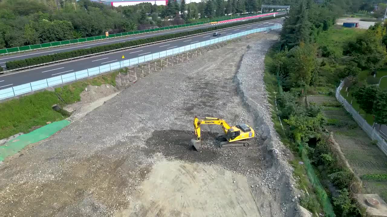 航拍成都五环路改造工程：正在成灌高速公路施工的挖掘机视频素材