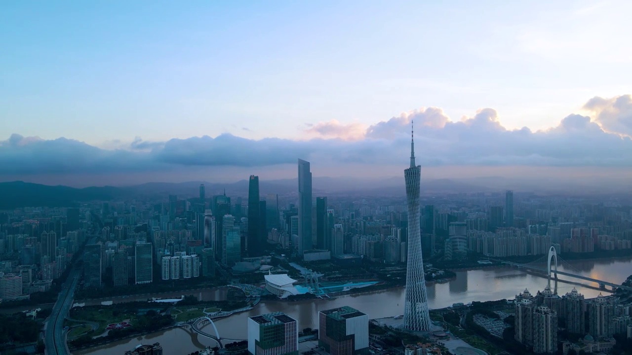 中国广州塔和珠江新城城市天际线日出航拍视频素材