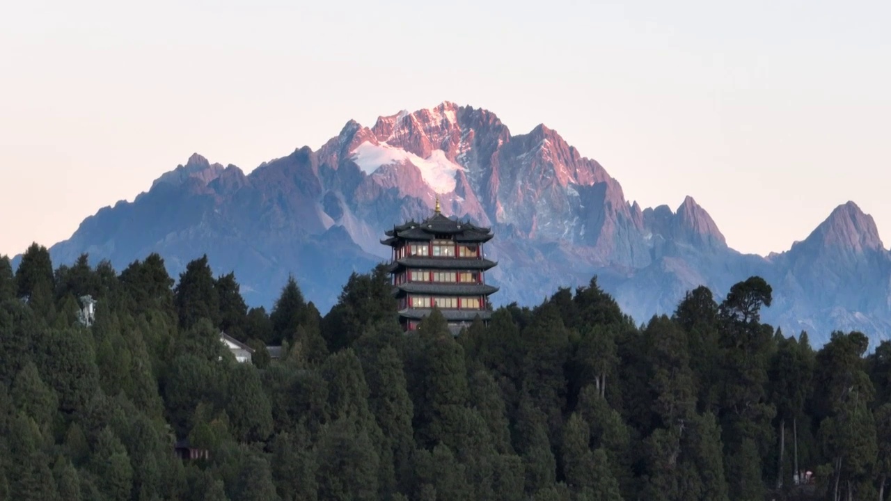 丽江古城玉龙雪山日照金山航拍视频素材