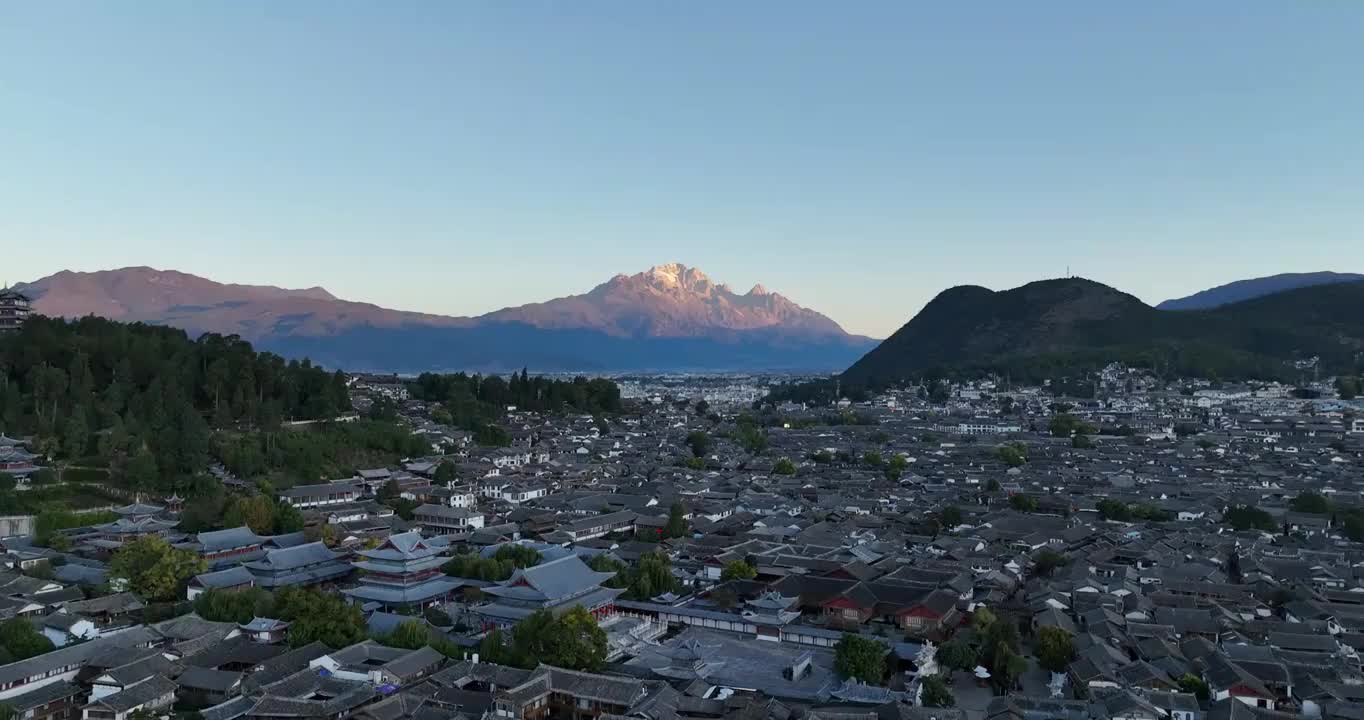 丽江古城玉龙雪山日照金山航拍视频素材