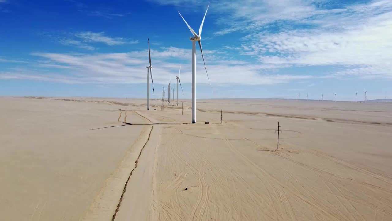 青海戈壁上的电力发电大风车视频素材