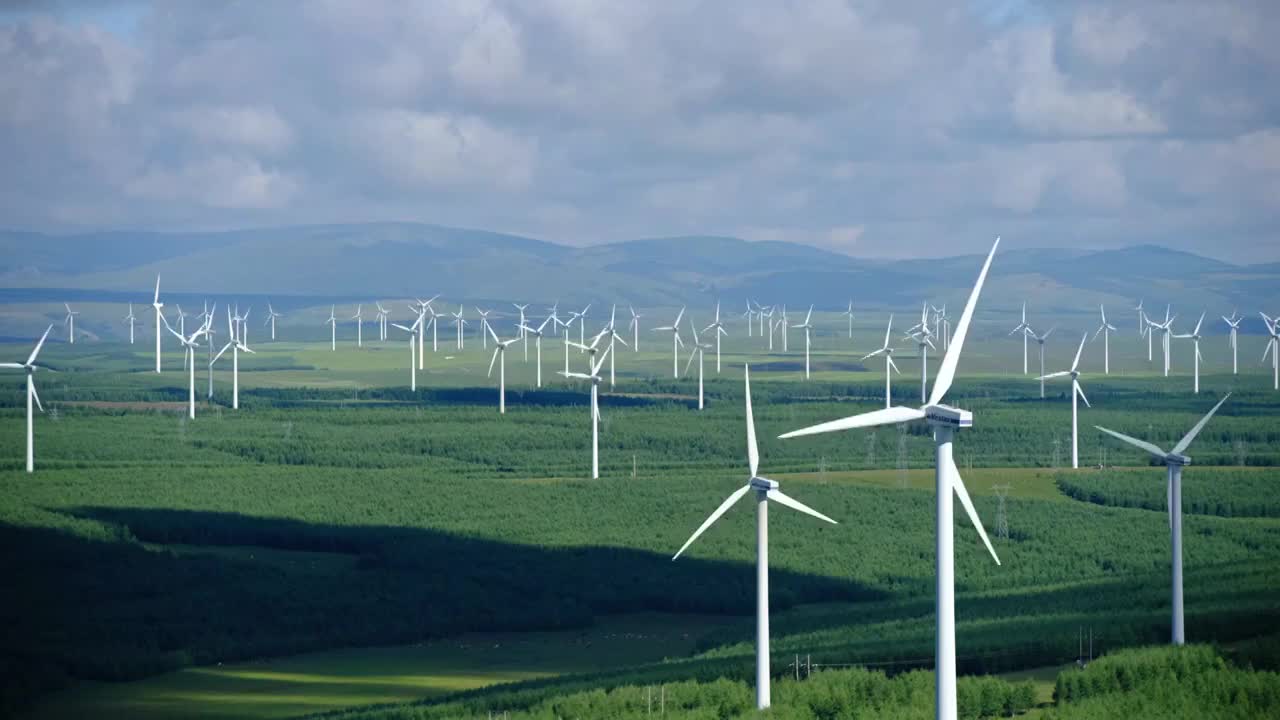 中国河北承德坝上红松洼风力发电场视频素材