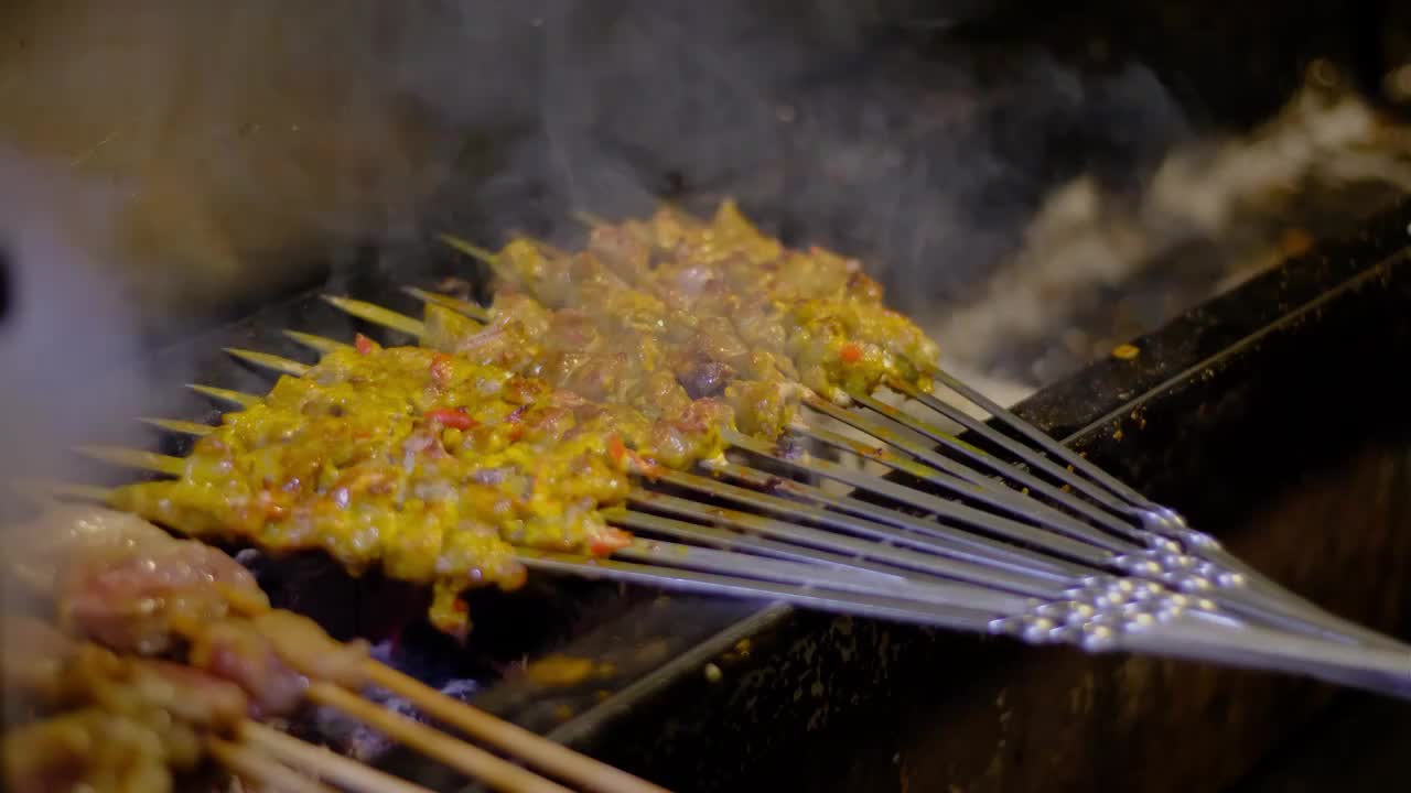 四川省绵阳市烧烤，烤羊，烤羊肉串，烤串，烤羊排视频素材