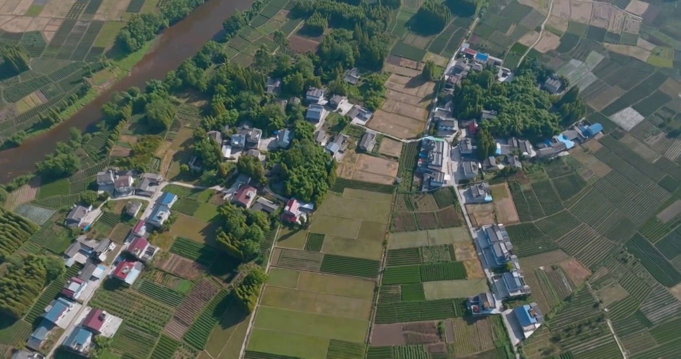 美丽乡村航拍风景田野环绕农庄视频素材