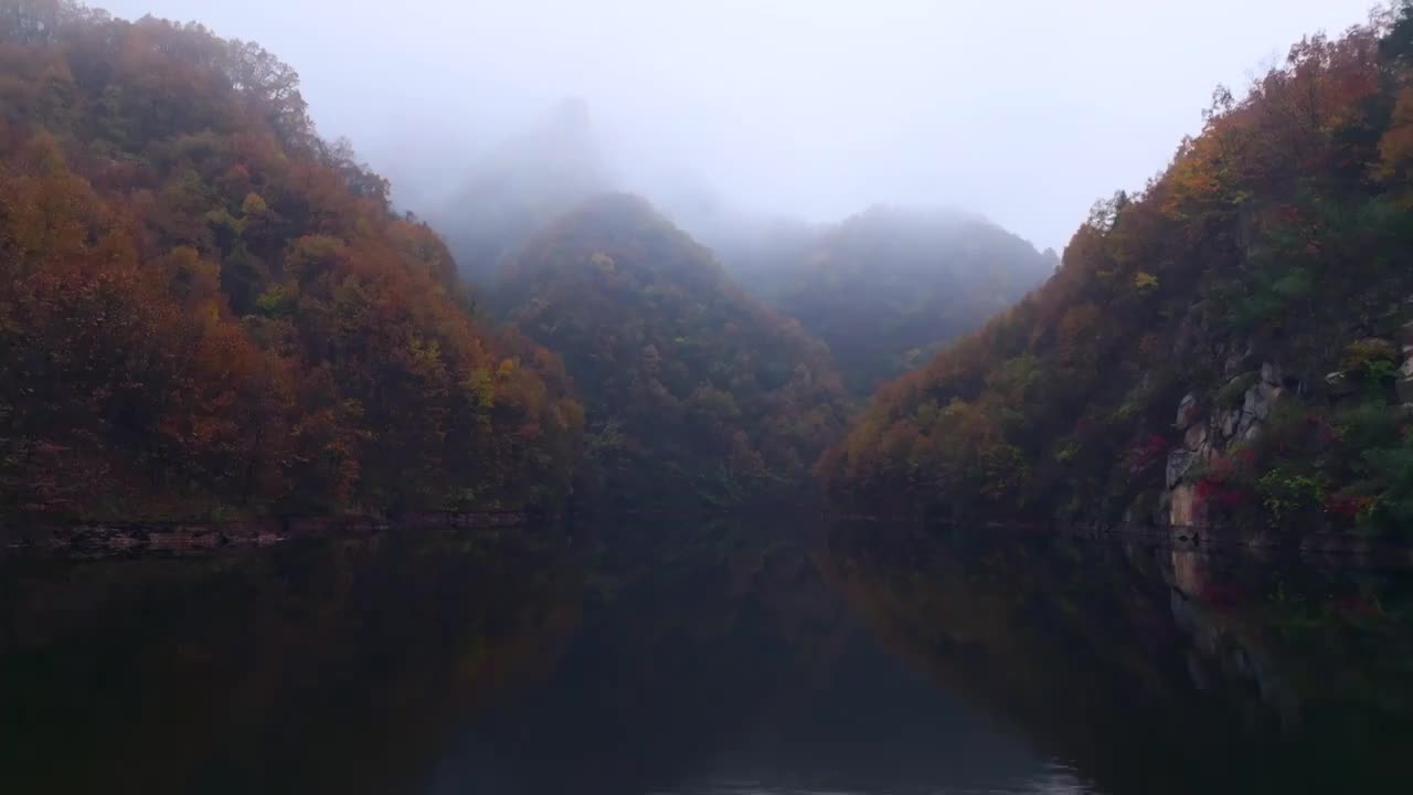 秋季雨后山谷皑皑浓雾河流湖泊视频素材