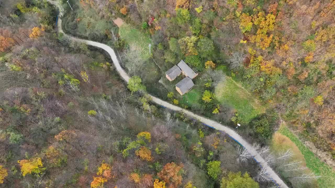 秋季山谷间的小路和房屋视频素材