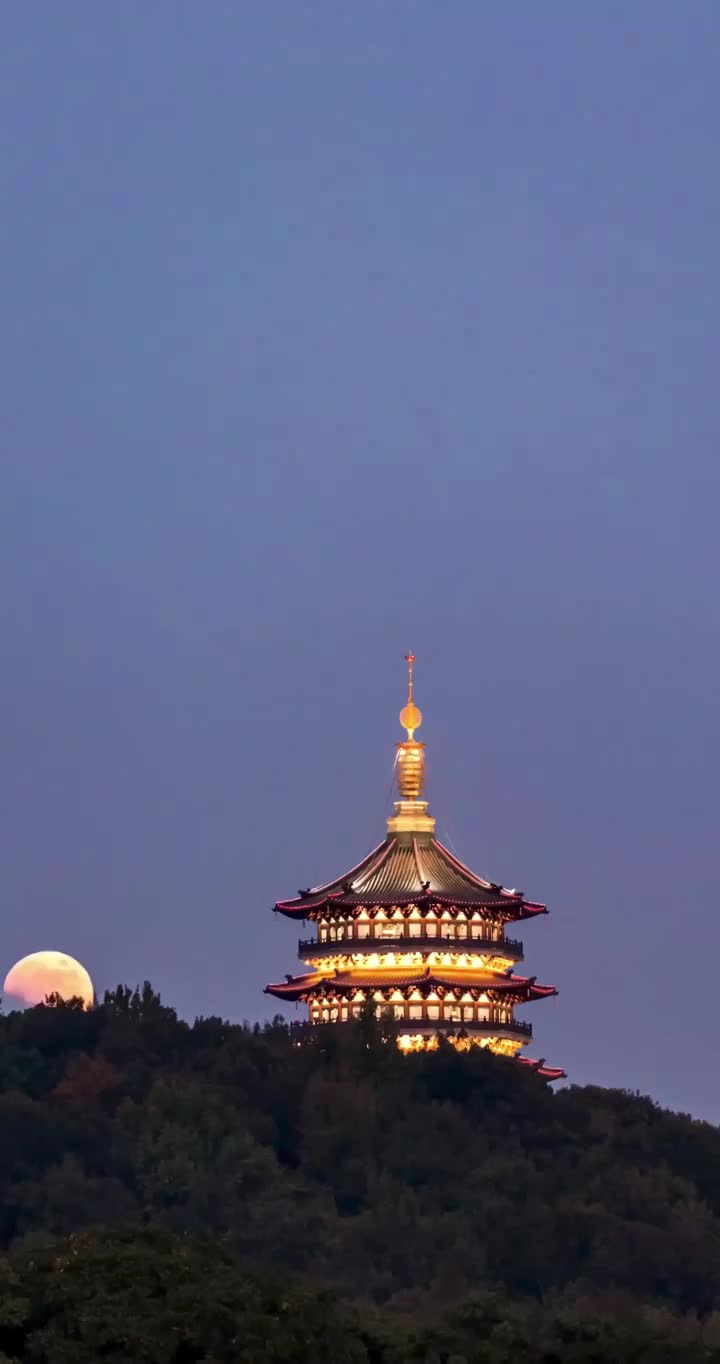 雷峰塔月全食 血月 红月亮视频素材