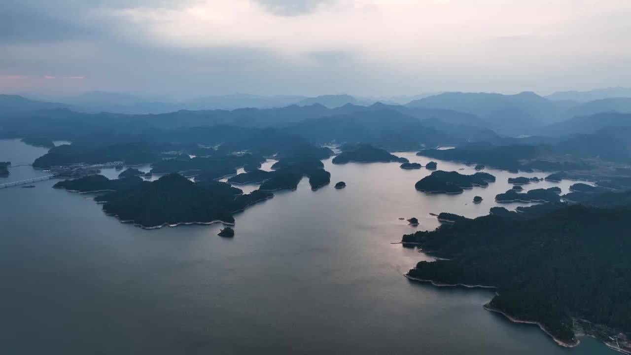 航拍杭州淳安千岛湖的山川湖景风光视频素材