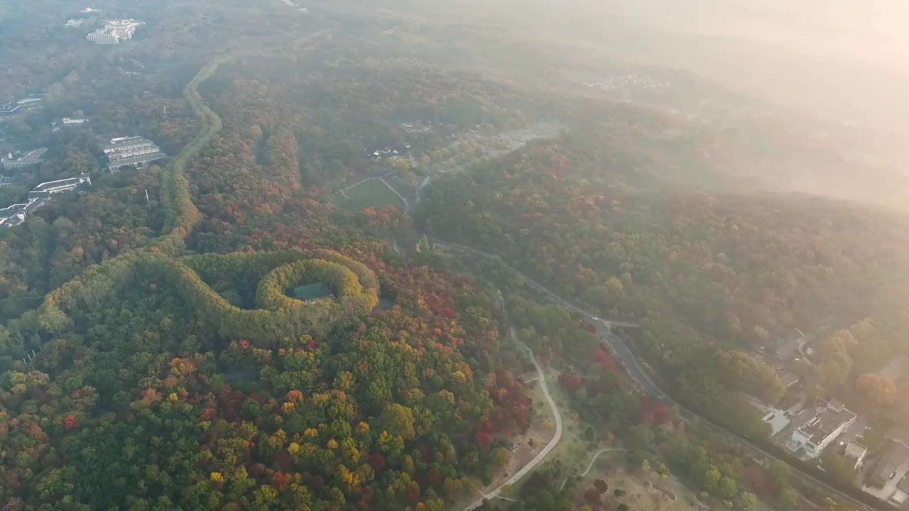 航拍日出晨雾中的南京地标美龄宫视频素材