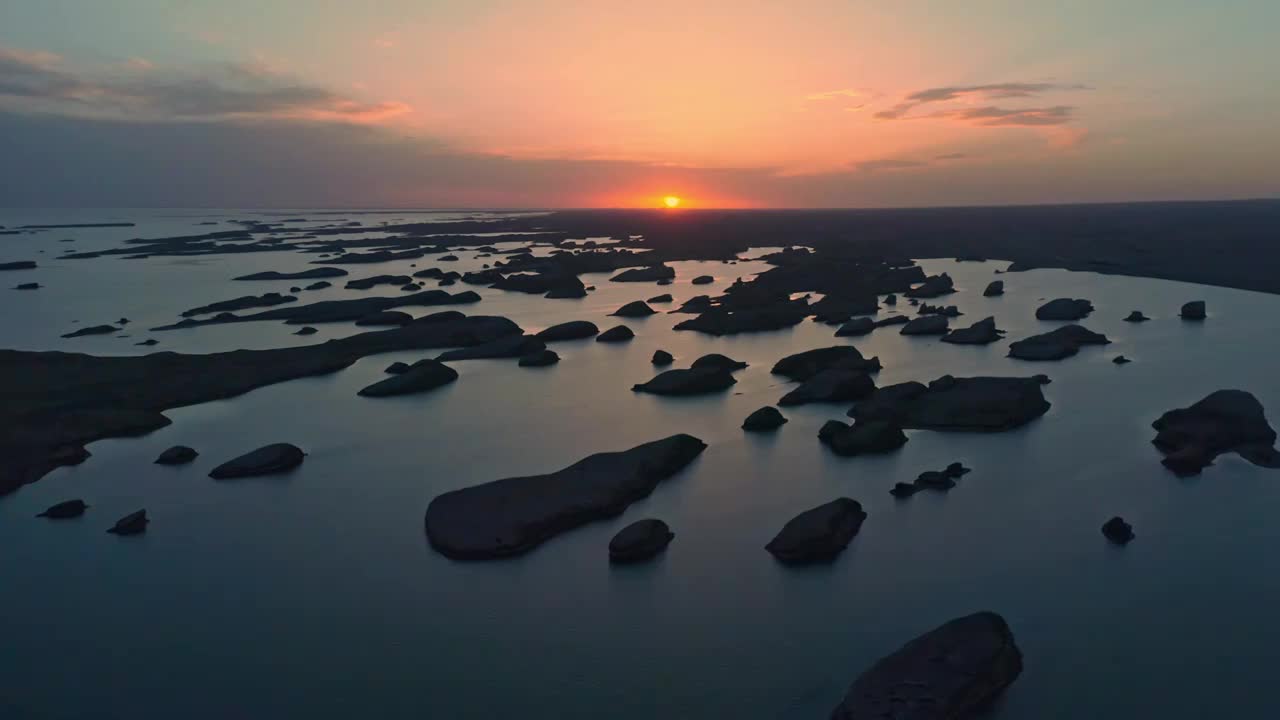 日落时的水上雅丹，夕阳下的湖泊与雅丹地貌，湖泊的航拍视频素材