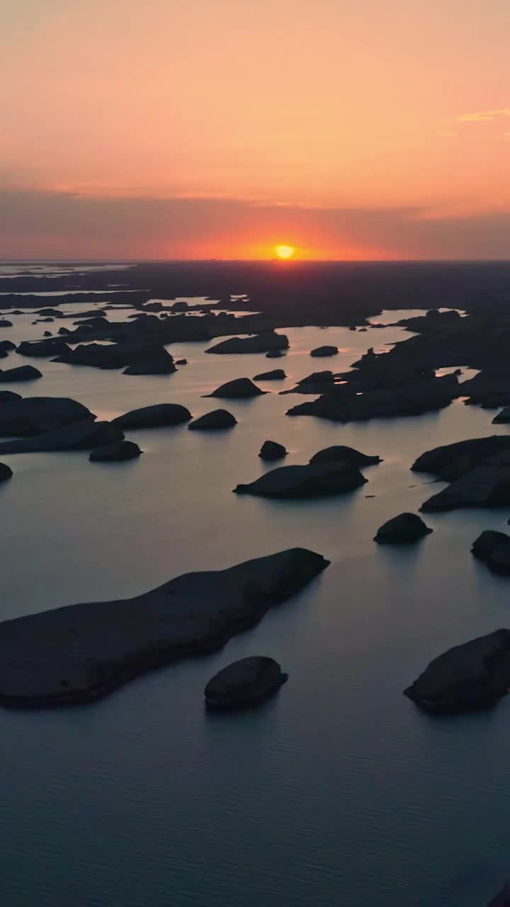 日落时的水上雅丹，夕阳下的湖泊与雅丹地貌，湖泊的航拍视频素材