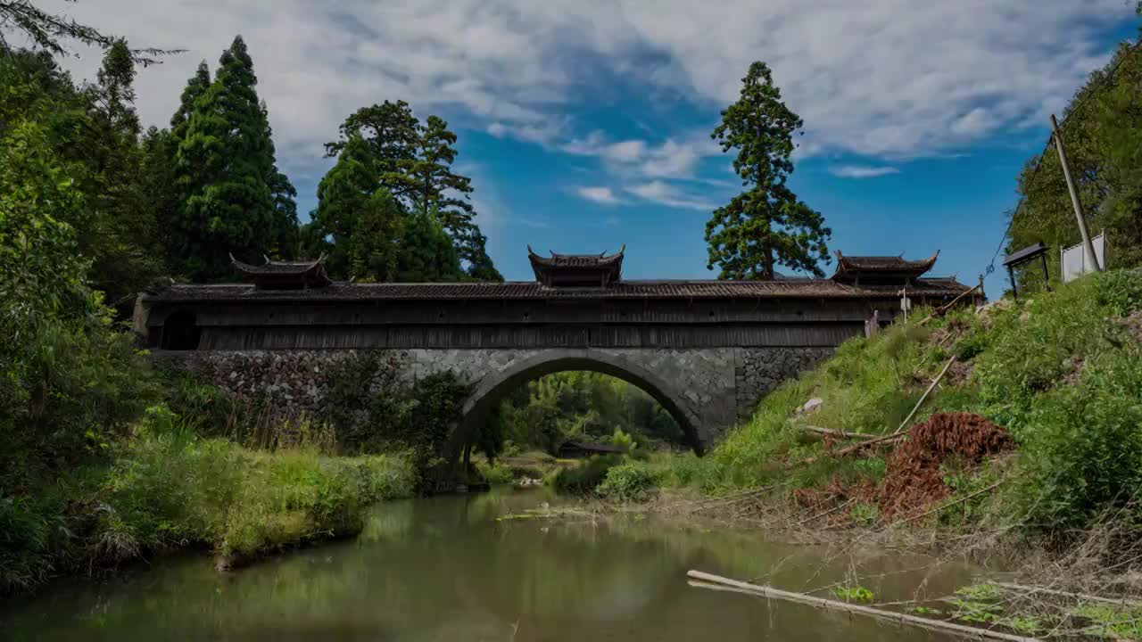 中国古廊桥月山村步蟾桥视频素材