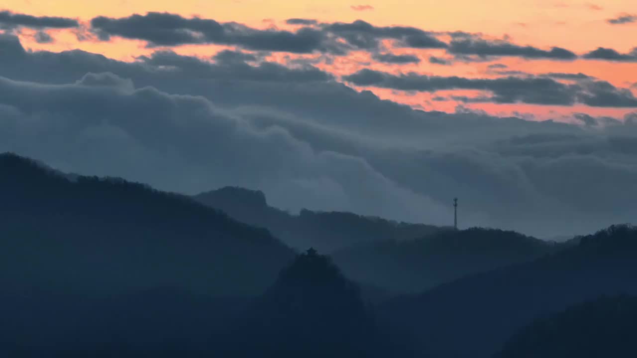 夕阳下群山间云海瀑布视频素材