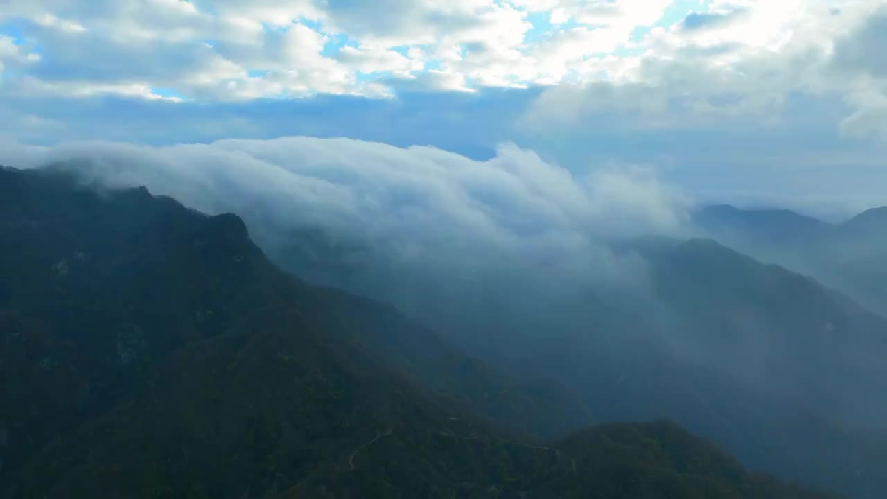 云海瀑布漫过高山飞流直下视频素材