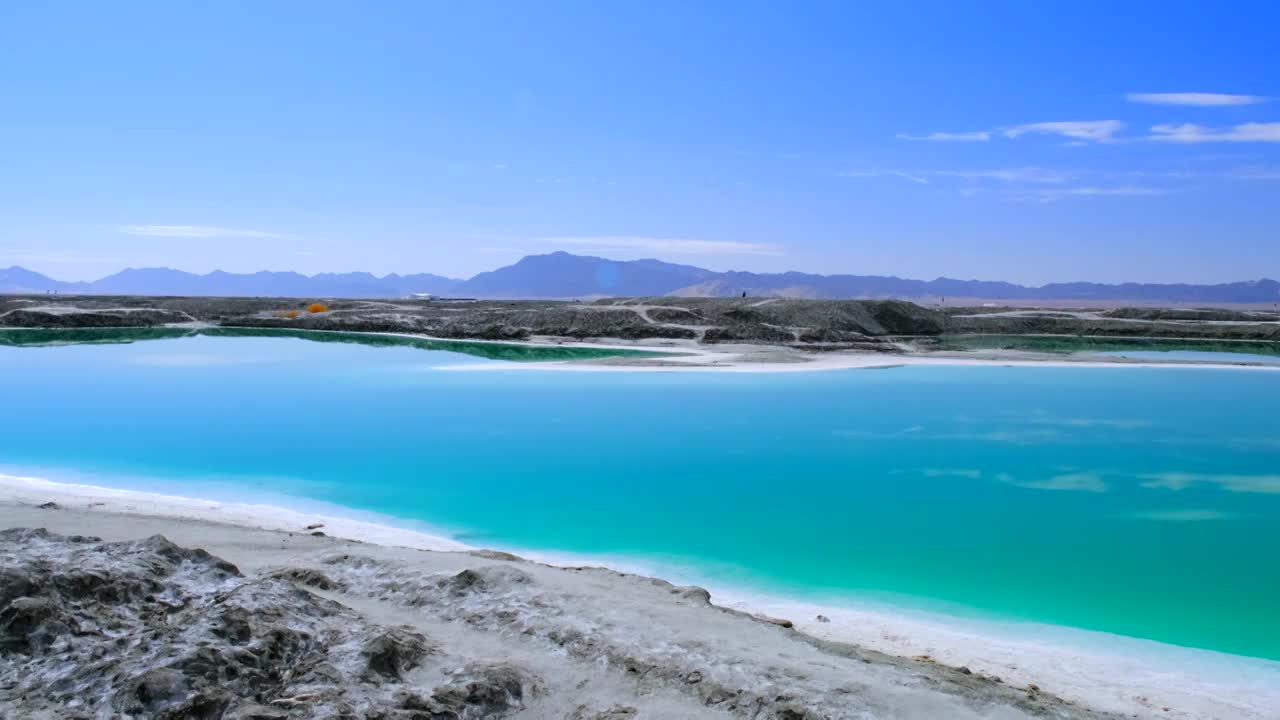 青海大柴旦翡翠湖碧绿盐湖自然风光视频素材