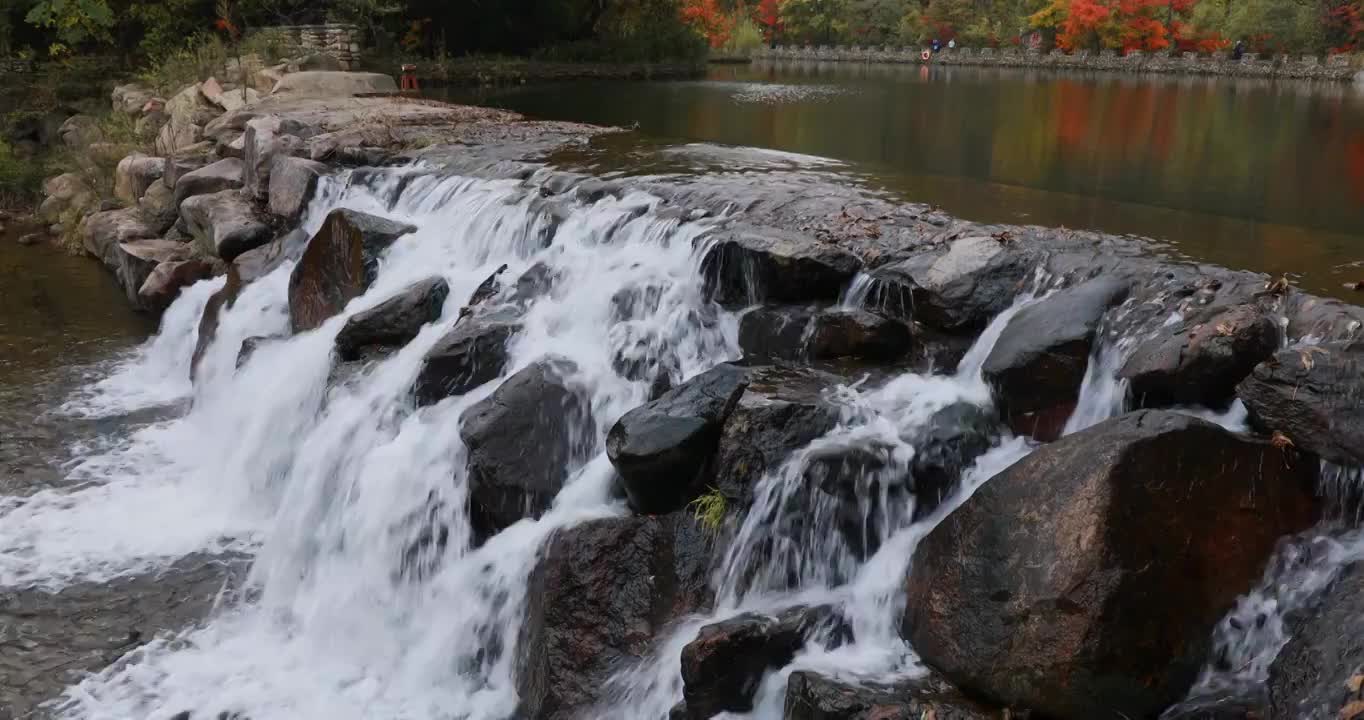 秋天的红叶与河流，大石湖的秋天，本溪秋色，东北的秋景，秋水与秋叶视频素材