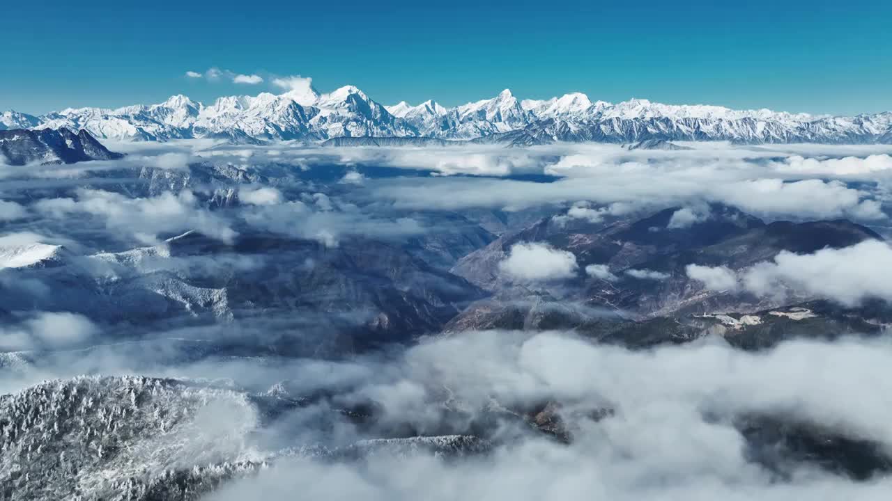 航拍贡嘎雪山云海视频素材