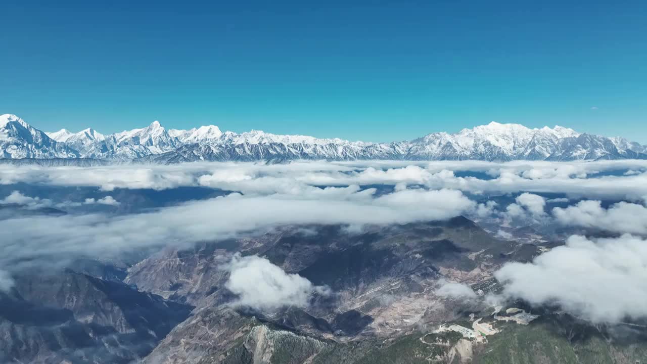 航拍贡嘎群山云海视频素材