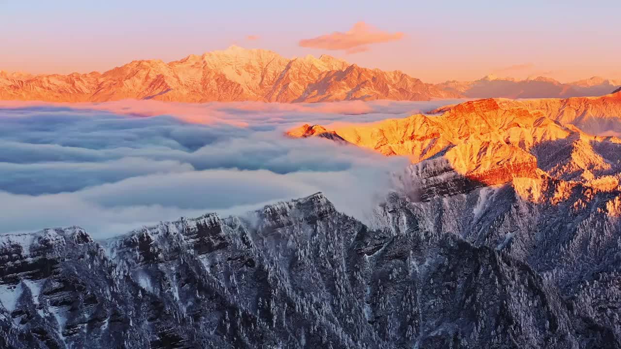 牛背山日照金山视频素材