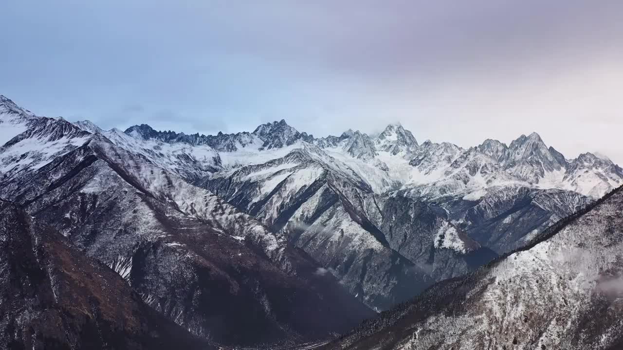 航拍贡嘎群山视频素材