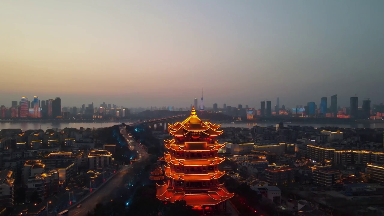 航拍武汉地标古建筑黄鹤楼夜景视频素材