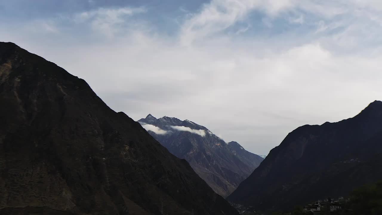 蓝天白云山峰延时视频素材