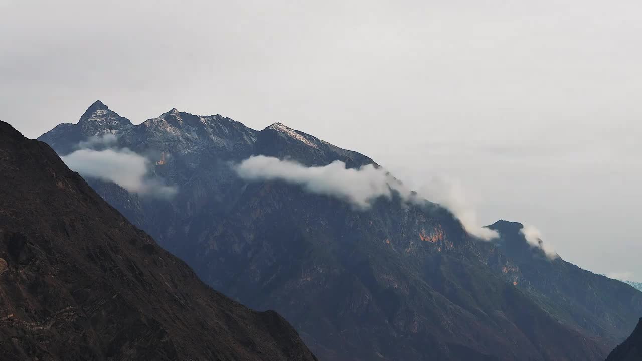 蓝天白云山峰延时视频素材