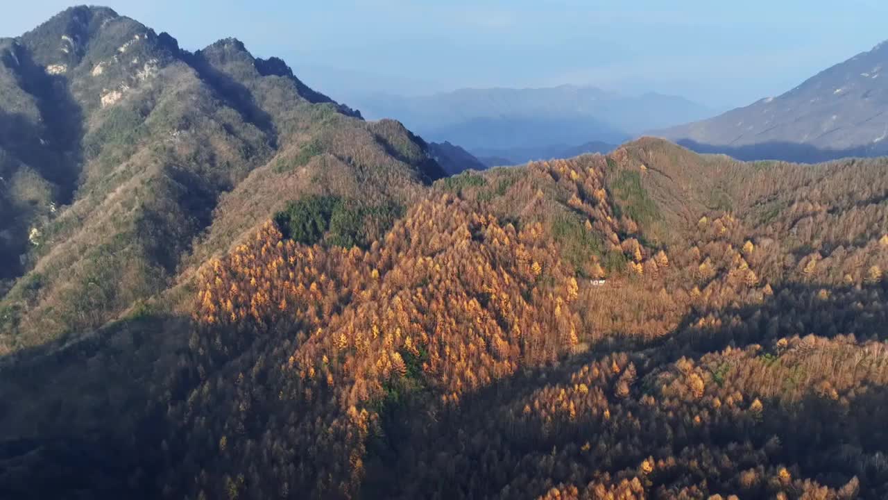 小房子在群山中视频素材