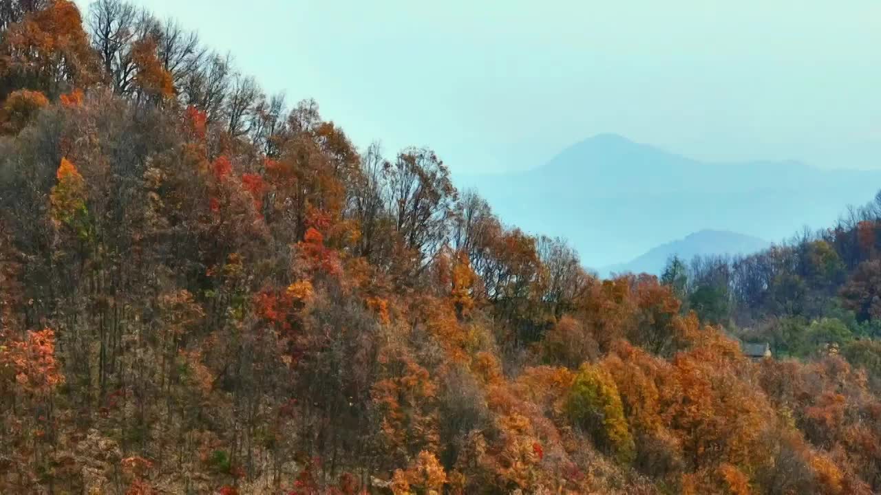 小房子在群山中视频素材