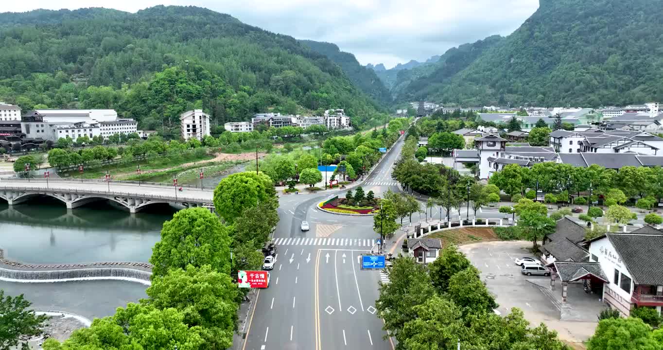 汽车在长满绿色森林的乡村高速公路上行驶视频素材