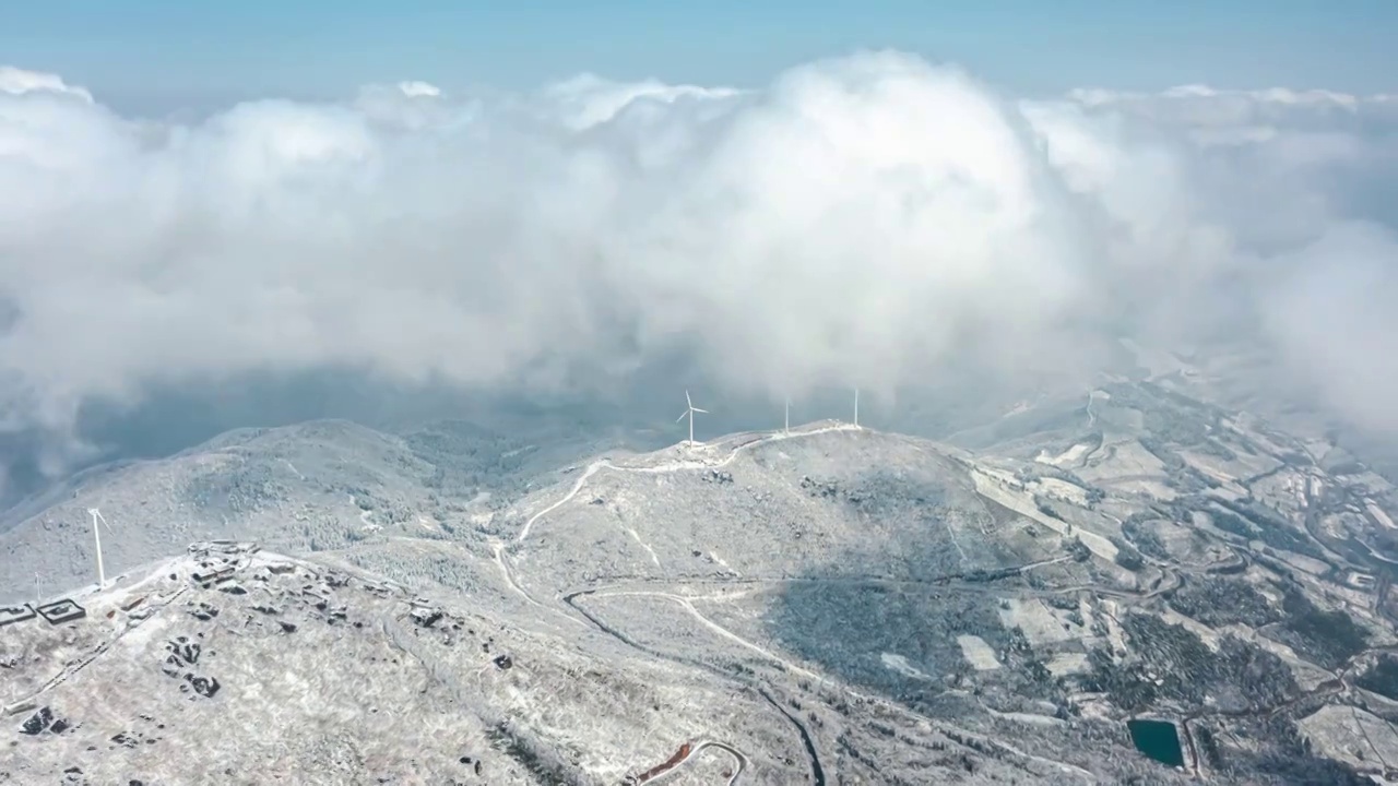 浙江东阳东白山雪山风车云海风光航拍延时视频素材