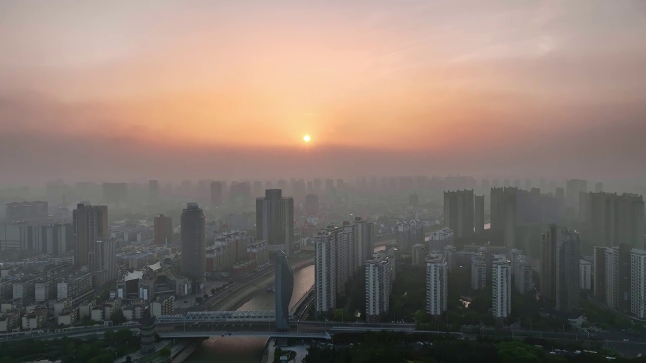 4K原创-芜湖滨江金鹰地标日出平流雾航拍视频素材