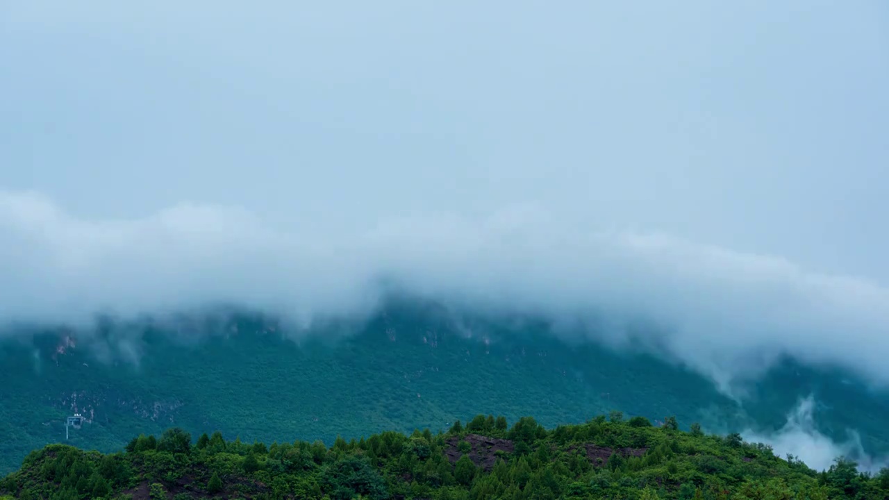 司马台山峰翻山云视频素材