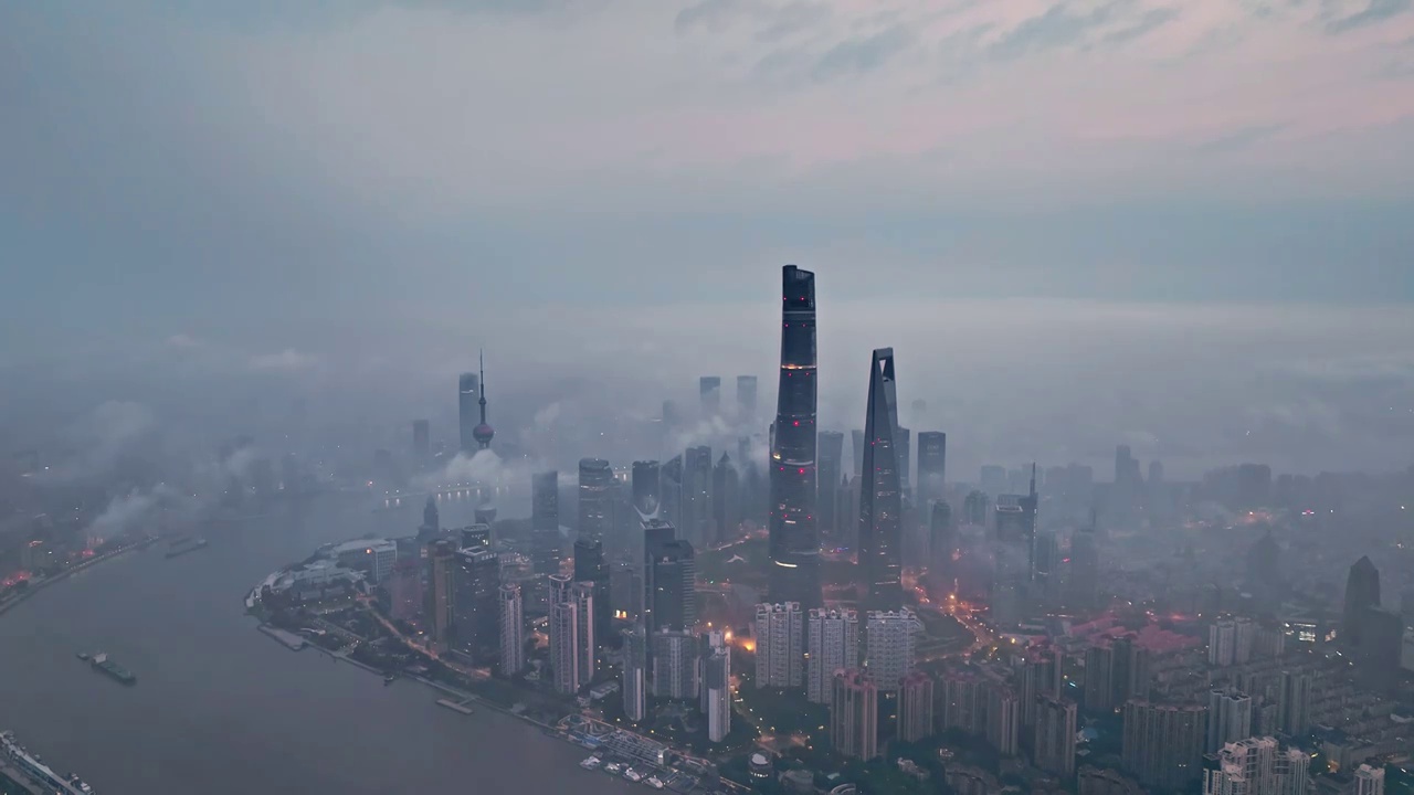 上海陆家嘴阴天震撼平流雾水墨上海航拍视频素材