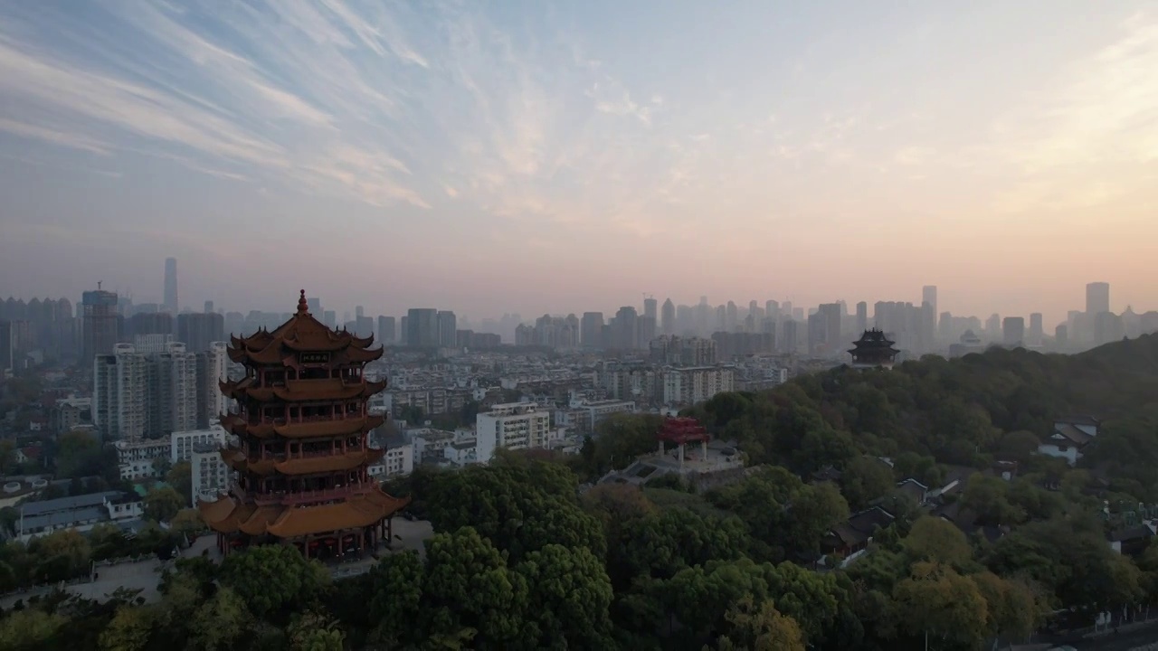 4K航拍湖北武汉市黄鹤楼和城市天际线日出风光视频素材