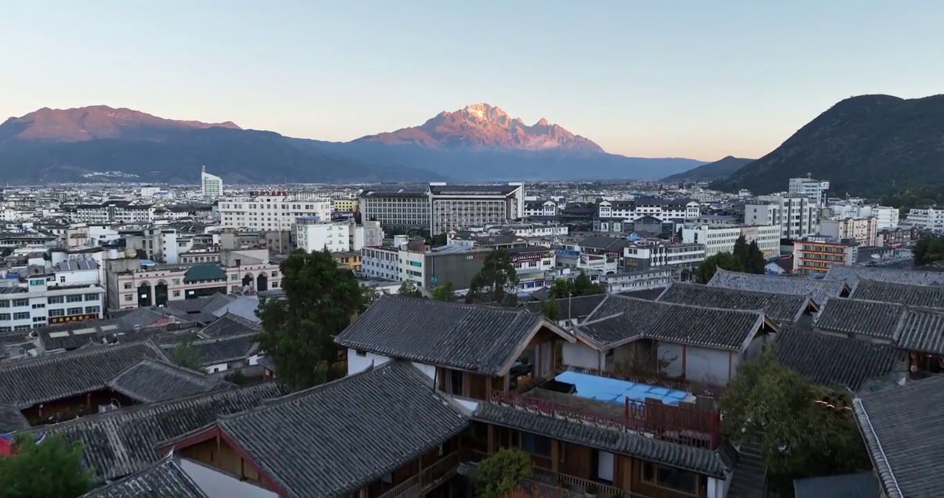 丽江古城玉龙雪山日照金山航拍视频素材