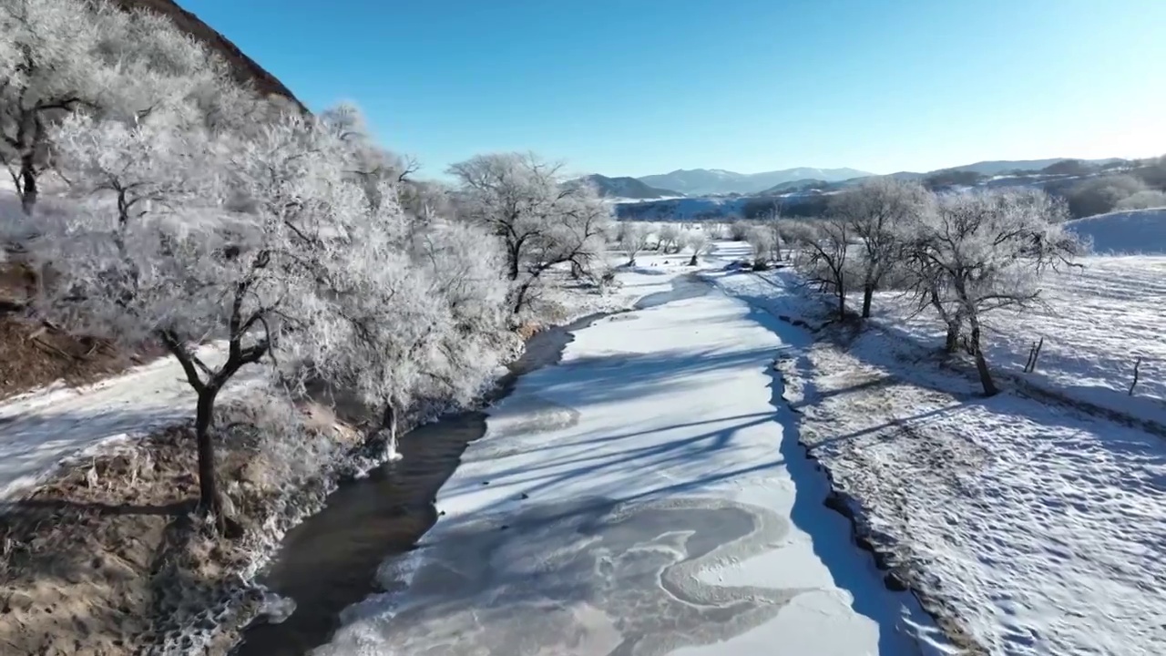 冬季冰封的河流雾凇雪景航拍视频素材