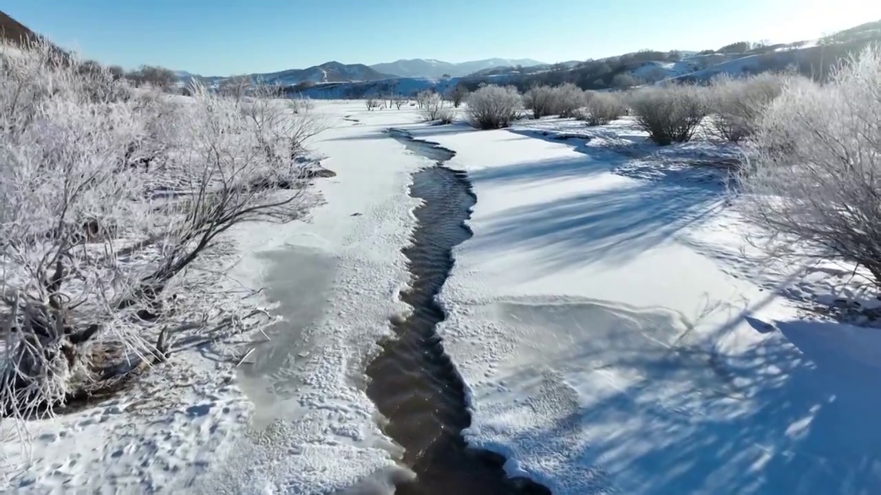 冬季冰封的河流雾凇雪景航拍视频素材