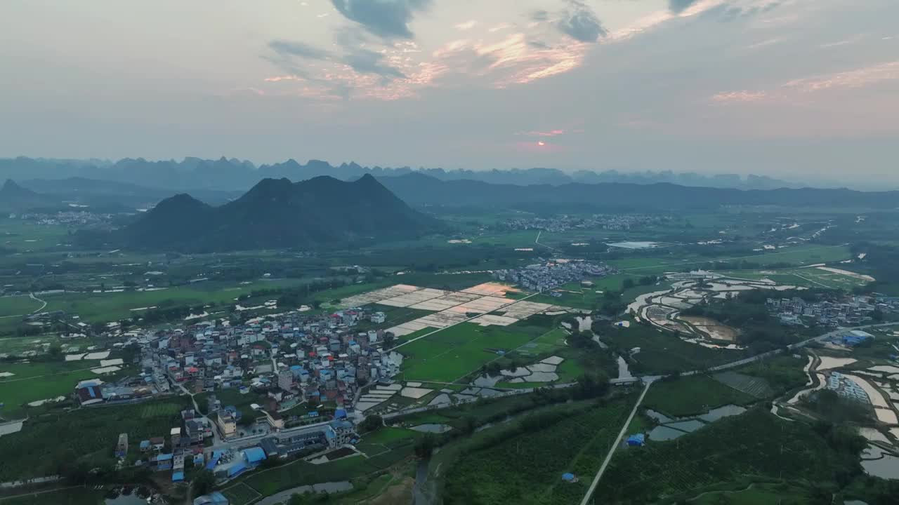 日出，无人机飞越森林，飞向中国传统村落视频下载