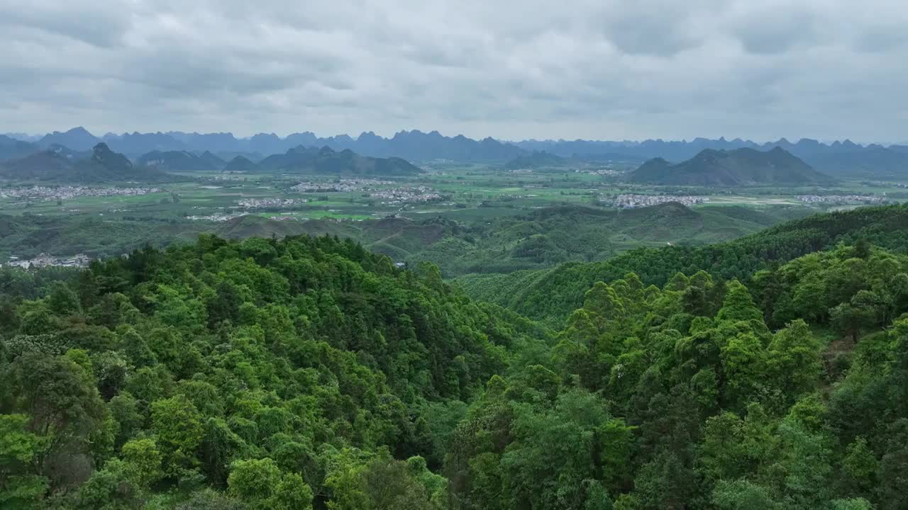 阴天，无人机飞越森林，飞向中国传统村落视频素材