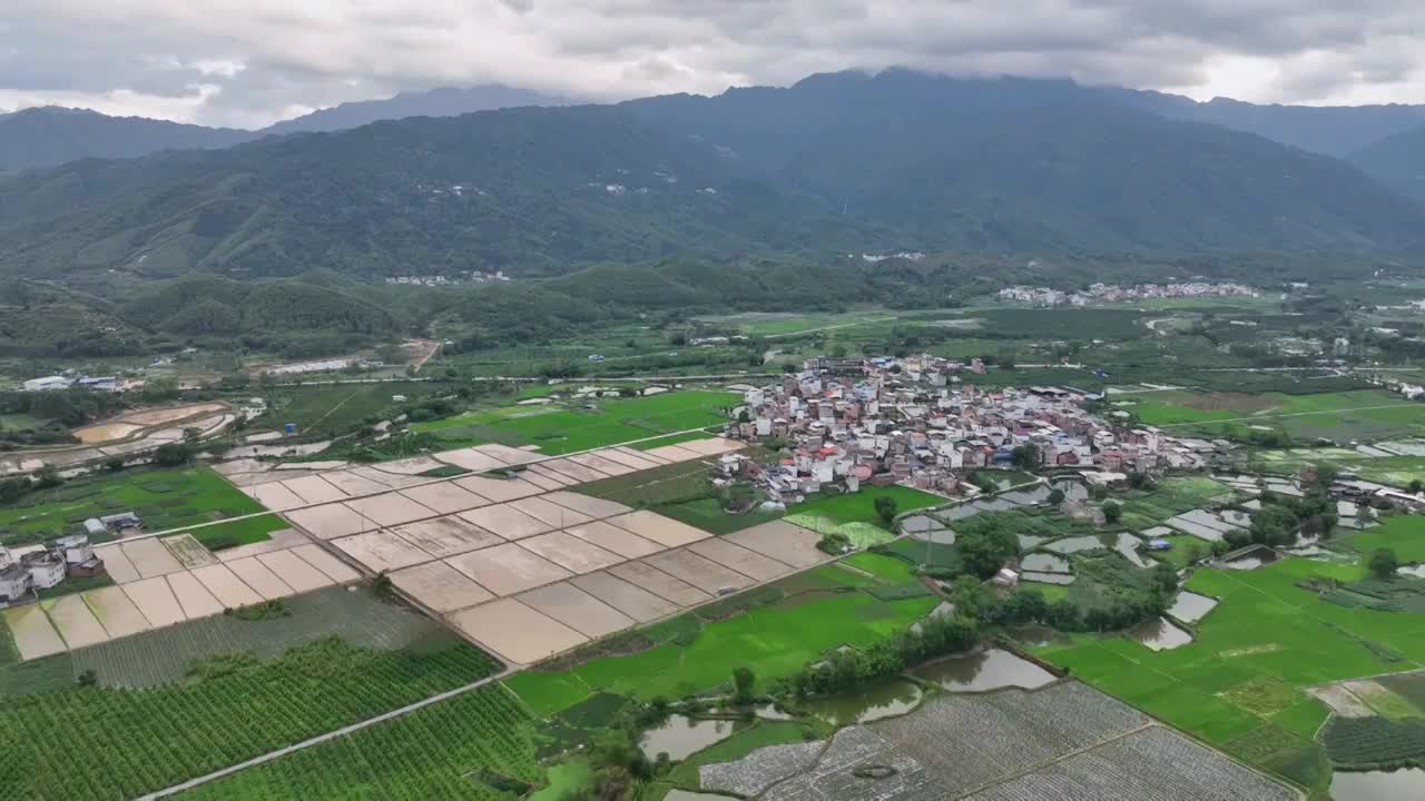 阴天，无人机飞越森林，飞向中国传统村落视频下载