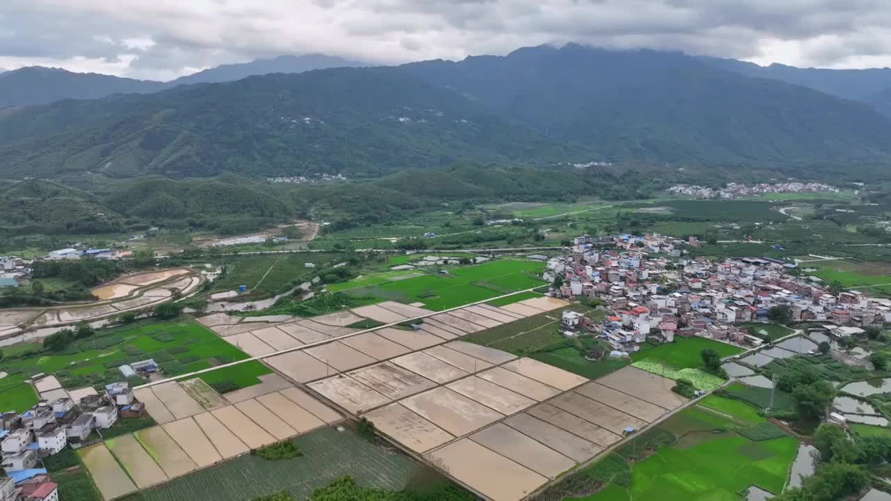 阴天，无人机飞越森林，飞向中国传统村落视频下载