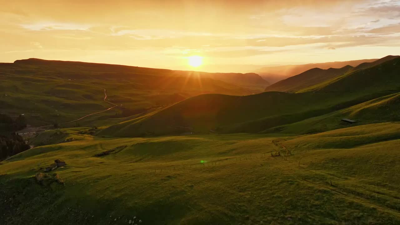 草原唯美夕阳航拍视频素材