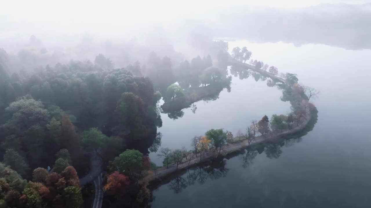 江苏南京前湖晨雾航拍视频素材