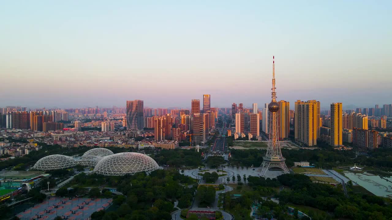 佛山电视塔和岭南明珠体育馆城市天际线航拍视频素材