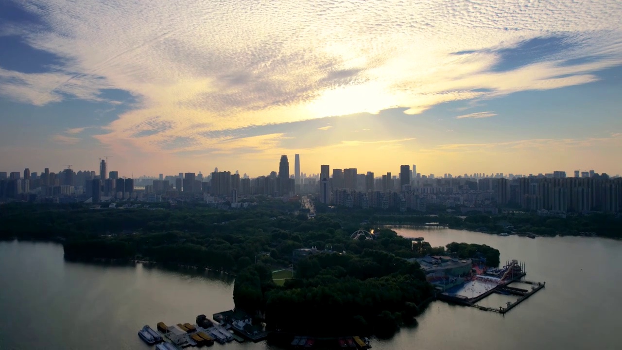 航拍武汉城中湖东湖湖景夕阳晚霞落日天空视频素材