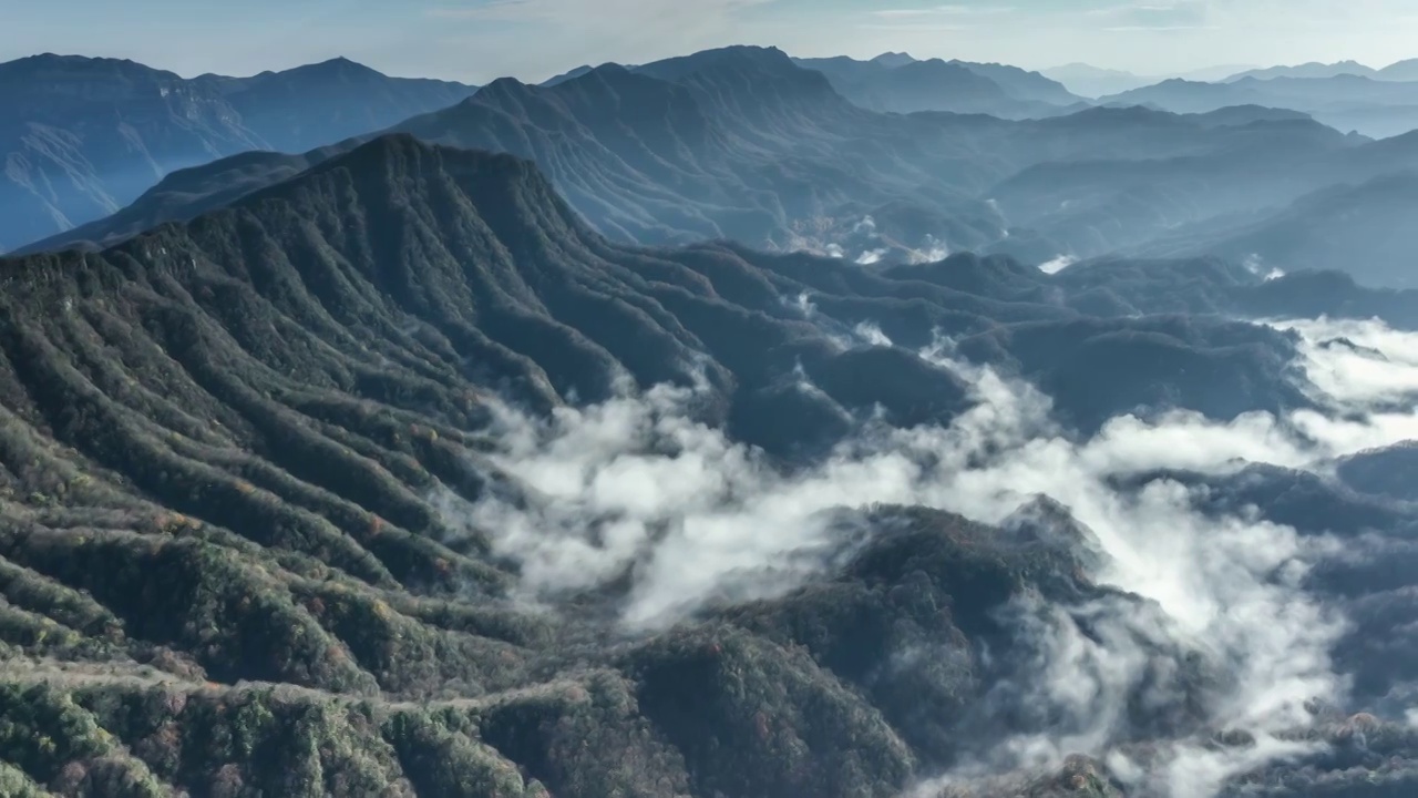航拍光雾山的晚秋视频素材画面4