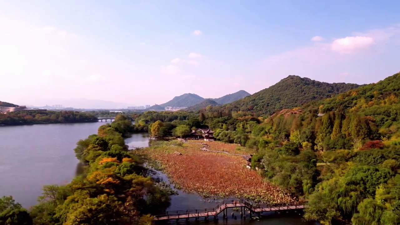 秋日晴朗的白天无人机航拍湘湖旅游景区视频下载